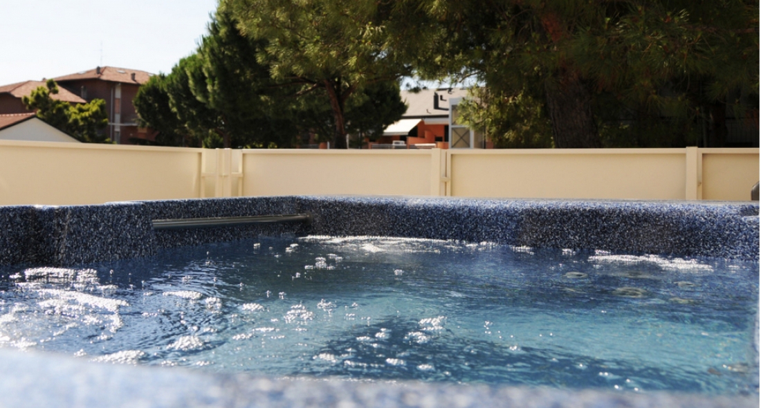 Immergiti nella vasca Idromassaggio sul balcone della tua stanza